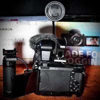SONY MIRRORLESS  ZVE10 + OTTICA ZOOM F 2,8 TAMRON