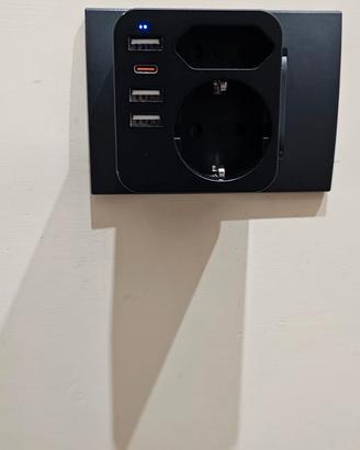 Multipresa a 2 vie USB, presa normale e una shuko 