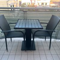 Tavolino con due sedie