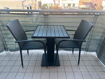 Tavolino con due sedie