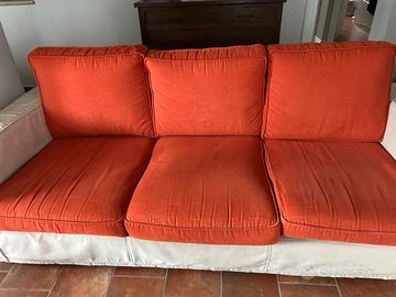 Divano  3 posti bicolor con pouf