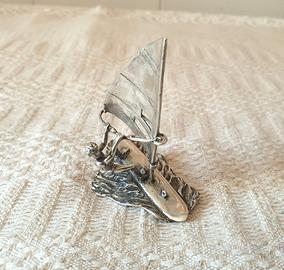 Statuina surfista vela windsurf grande argento 800