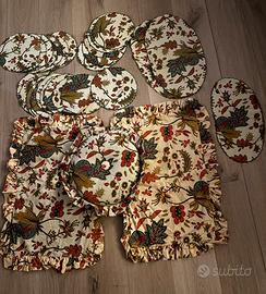 Set tessile coordinato cuscini e centrini vari