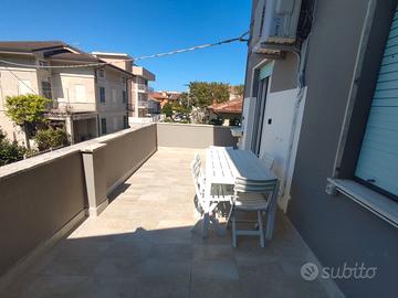 Lungomare nord, ampio terrazzo, da giugno