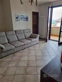 Divano quattro posti in stoffa sfoderabile