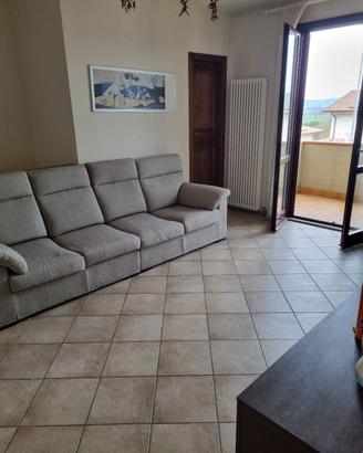 Divano quattro posti in stoffa sfoderabile