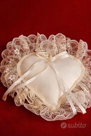 Cuscino porta fedi a forma di cuore in pizzo
