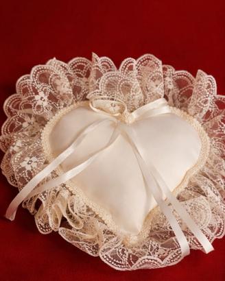 Cuscino porta fedi a forma di cuore in pizzo