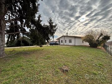 Villetta anni '70 unico piano con ampio scoperto