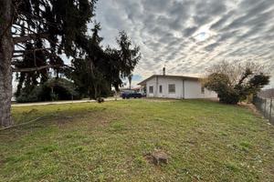 Villetta anni '70 unico piano con ampio scoperto