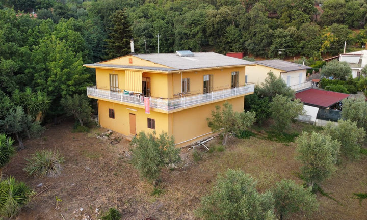 Casa villetta due piani con terreno agricolo