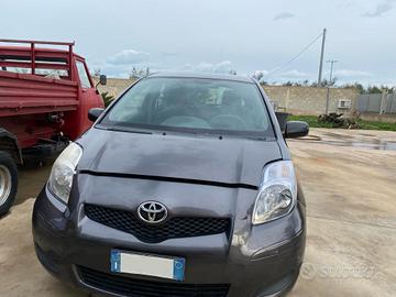 Toyota Yaris 1,4 90cv, cambio 6 marce RICAMBI