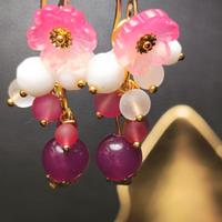 orecchini giada fucsia,onice bianco,fiori,acciaio