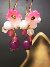 orecchini giada fucsia,onice bianco,fiori,acciaio
