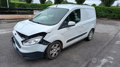Ford Courier incidentato