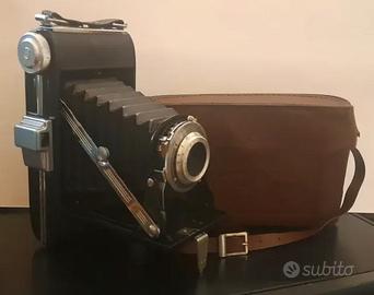 Macchina fotografica vintage Agfa con soffietto.
