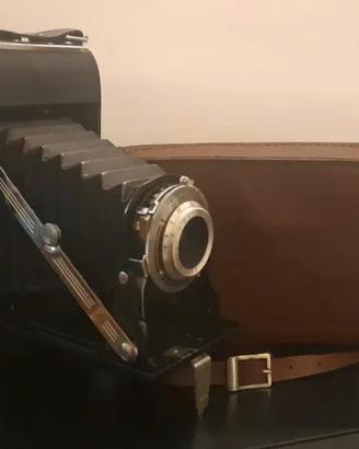 Macchina fotografica vintage Agfa con soffietto.