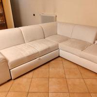 divano angolare con penisola e allungamento