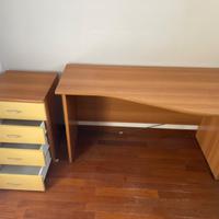 Scrivania  con cassettiera