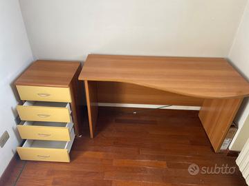 Scrivania  con cassettiera