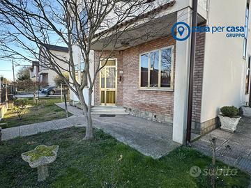 CASA SINGOLA CON SCOPERTO E GARAGE