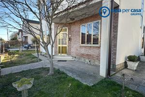 CASA SINGOLA CON SCOPERTO E GARAGE