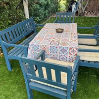 Salottto in legno blu con sedie e panca