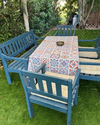 Salottto in legno blu con sedie e panca