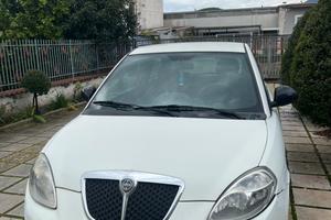 Lancia y 2011