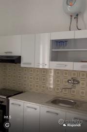 Mobili di cucina colore bianco.