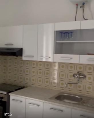 Mobili di cucina colore bianco.
