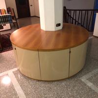 Mobine in legno  adatto per un contorno pilastro