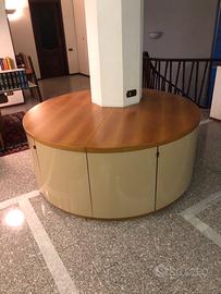 Mobine in legno  adatto per un contorno pilastro