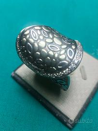 Anello tibetano argento rodiato.