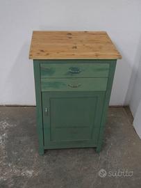 Armadietto in legno di abete colorato verde