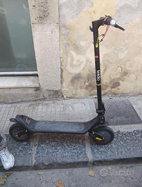 Monopattino elettrico con ammortizzatore