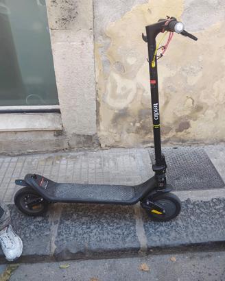Monopattino elettrico con ammortizzatore