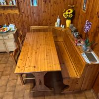 Giropanca ad angolo, tavolo e sedie in legno