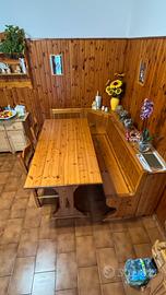 Giropanca ad angolo, tavolo e sedie in legno