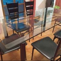 Tavolo in vetro con sedie e stereo vintage 