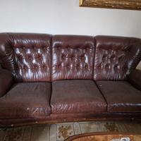 divano in pelle stile inglese