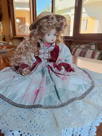 bambola porcellana media grandezza