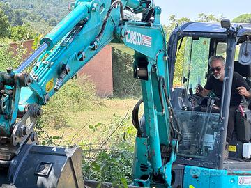 Lavoro con escavatore Castelli Romani