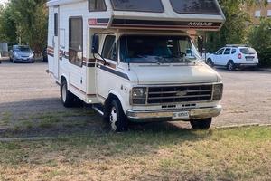 Camper mansardato americano