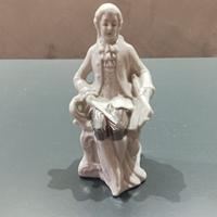 Statuina in porcellana in stile rococò