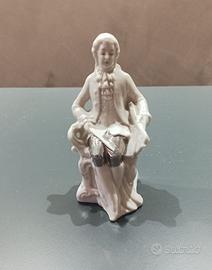 Statuina in porcellana in stile rococò