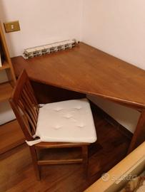 Scrivania angolare in legno con sedia coordinata