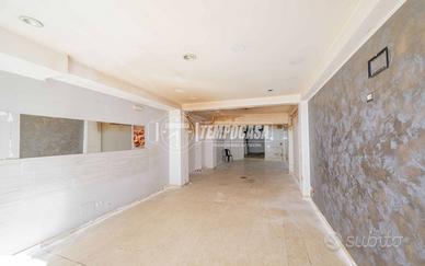 Locale commerciale ad un punto luce su strada prin