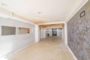 Locale commerciale ad un punto luce su strada prin