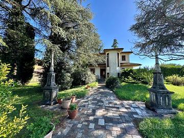 ELEGANTE E SPAZIOSA VILLA DA FAR RINASCERE CON ...